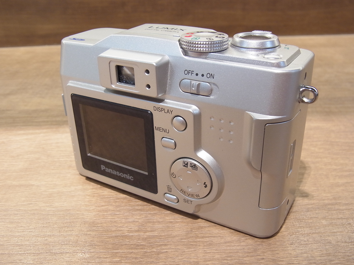 ★Panasonic LUMIX DMC-LC33 シルバー 中古】パナソニック（Panasonic）DMC-LC33 シルバー【320万画素