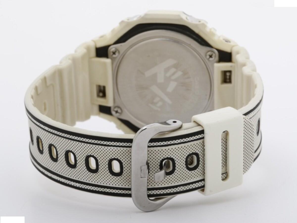 カシオ G-SHOCK ホワイト GA-2100MNG-7AJR 樹脂/カーボン マンガシリーズ